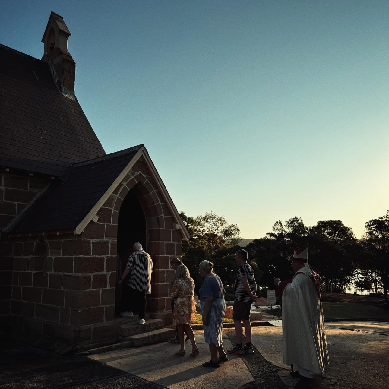 What To Expect At Church Service Expect a friendly welcome, printed or screen-based service guides and a cuppa at our church services. Wear something comfortably.